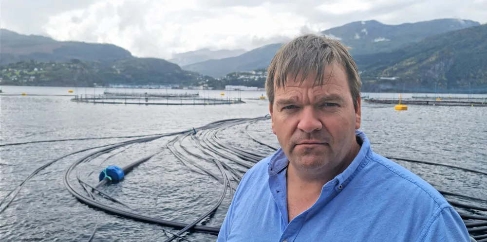 . Roger Hofseth viste frem World Heritage Salmon sitt område i Storfjorden, der selskapet ønsker å bygge landbasert anlegg i en gammel gruve.