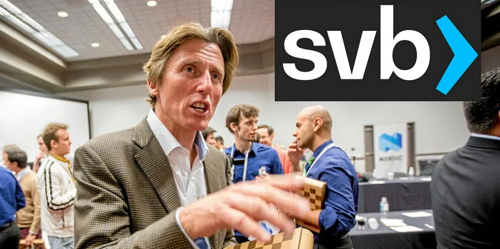 Helgens konkurs i den amerikanske banken, Silicon Valley Bank, har skapt sjokkbølger helt inn i det nordiske kraftmarkedet. Bildet er av SVB-grunnlegger Aaron Gershenberg har på vei til å møte Magnus Karlsen i en sjakkturnering i Las Vegas i 2014.