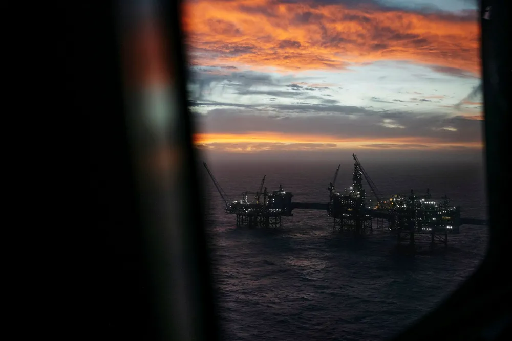 Det Equinor-opererte gigantfeltet Johan Sverdrup anslås å bidra med 150.000 årsverk i utbyggingsperioden mellom 2015–2025. I første fase av utbyggingen ble mer enn 70 prosent av kontraktene tildelt leverandører i Norge.
