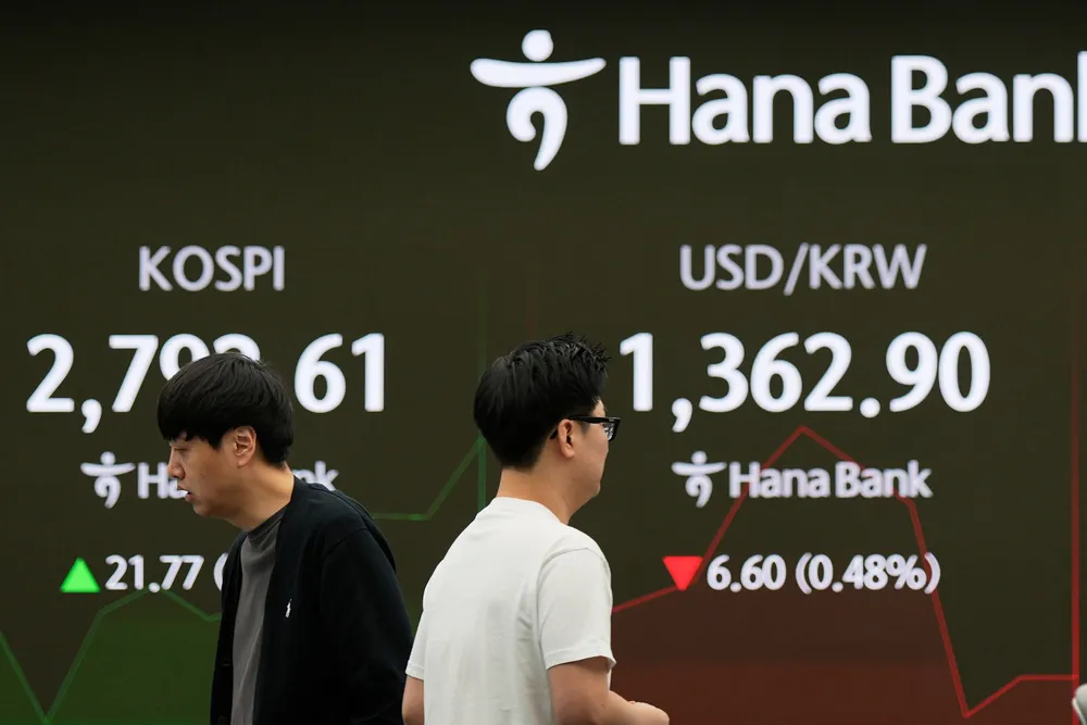 Kospi-indeksen ved Seoul-børsen har fortsatt oppgangen etter presidentvalget på tirsdag. Teknologigiganten SK Hynix, landets nest mest verdifulle børsnoterte selskap, leder an med en oppgang på 3,7 prosent og er nesten 20 prosent høyere på en måned. Samsung, har steget med 2,3 prosent. Her fra Hana Bank i Seoul.