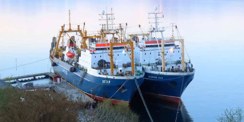 De russiske «tvillingtrålerne» fortøyde for atskillig mer utfordrende vær enn det de opplevde i Harstad torsdags kveld. Den ytterste skal etter hvert bukseres videre til dokksetting hos Hamek .