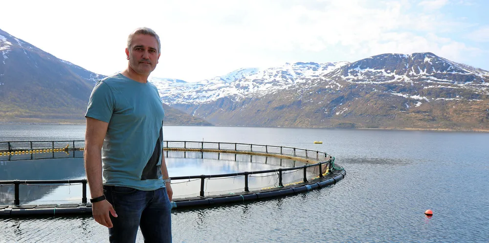 Fredd-Jarle Wilsgård hos Wilsgård Fiskeoppdrett AS i Torsken. Bildet viser ikke den aktuelle lokaliteten som blir trukket tilbake.