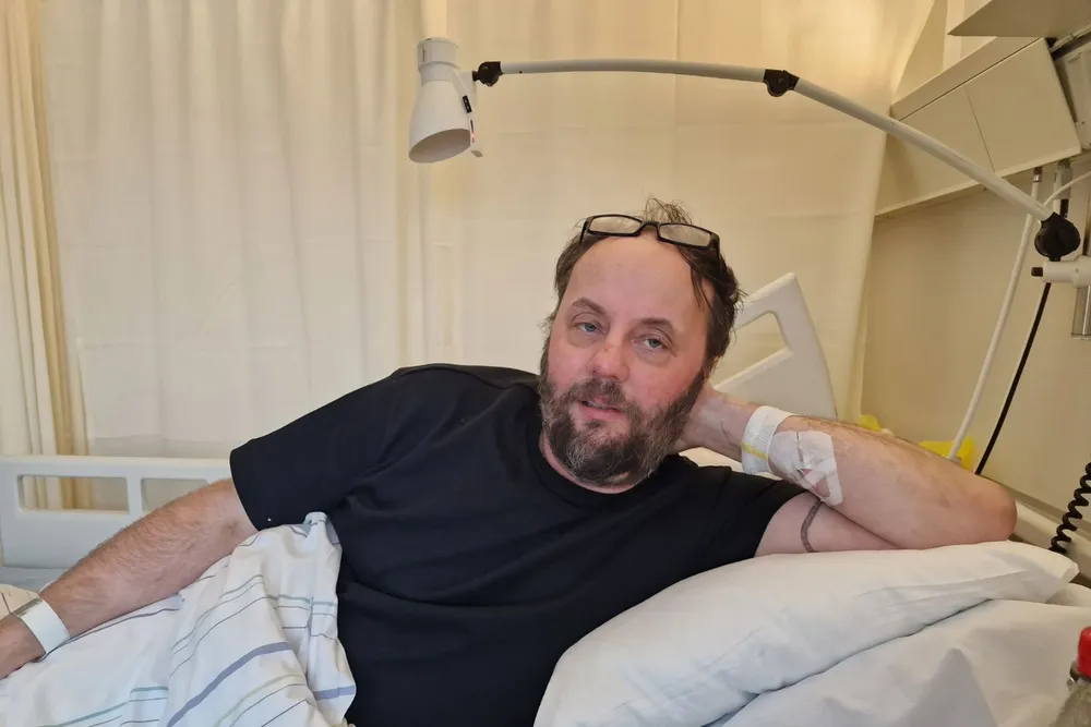 Fiskekjøper Svein Vegar Lyder ble innlagt på sykehus i Tromsø med hjernehinnebetennelse. Lenge så det kritisk ut. Nå er han på bedringens vei.