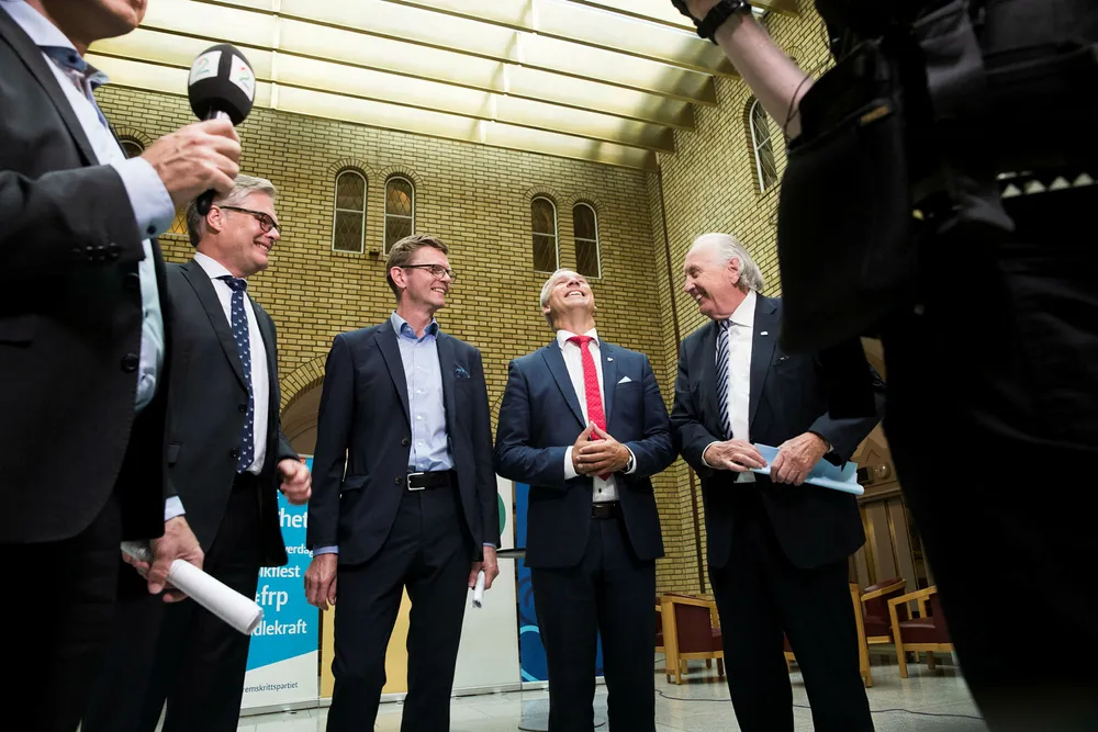 Budsjettenige for åttende gang. Hans Andreas Limi (Frp), Terje Breivik (V), Hans Olav Syversen (KrF) og Svein Flåtten (H) presenterer avtalen om revidert nasjonalbudsjett i Stortinget. Foto: Berit Roald/NTB Scanpix