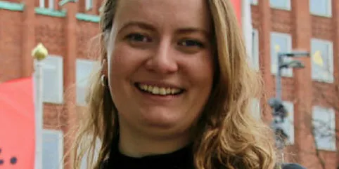 Ingrid Skjoldvær i Folkeaksjonen oljefritt Lofoten, Vesterålen og Senja, foran Arbeiderpartiets Hus. Nettopp det som skjer innad i partiet vil bli svært avgjørende for LoVeSes fremtid.