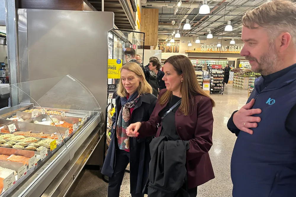 Anniken Huitfeldt, Norges ambassadør til USA, fiskeri- og havminister Marianne Sivertsen Næss og Alf-Gøran Knutsen, daglig leder i Kvarøy fiskeoppdrett.