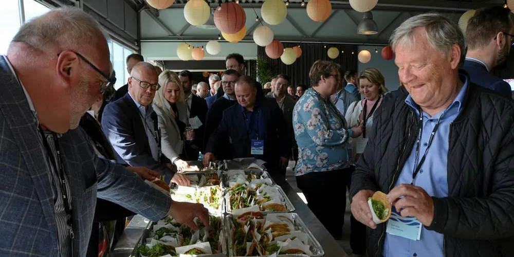 SVELE: Den folkekjære sunnmørske svela byttet ut sukker med salt og ble servert med makrell, dressing og salat, noe som viste seg å falle i smak.Foto: Einar Lindbæk