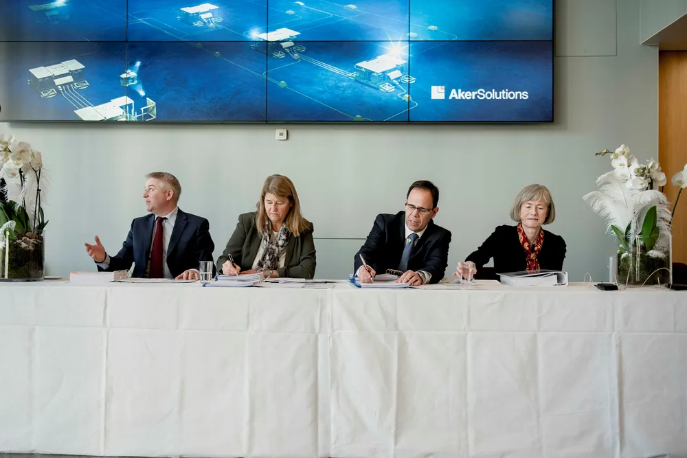 Landsjef i Statoil Pål Eitrheim (fra venstre), konserndirektør i Statoil Margareth Øvrum, konsernsjef Luis Araujo i Aker Solutions og Valborg Lundegaard i Aker Solutions signerte tirsdag kontrakt om Johan Castberg. Foto: Fartein Rudjord