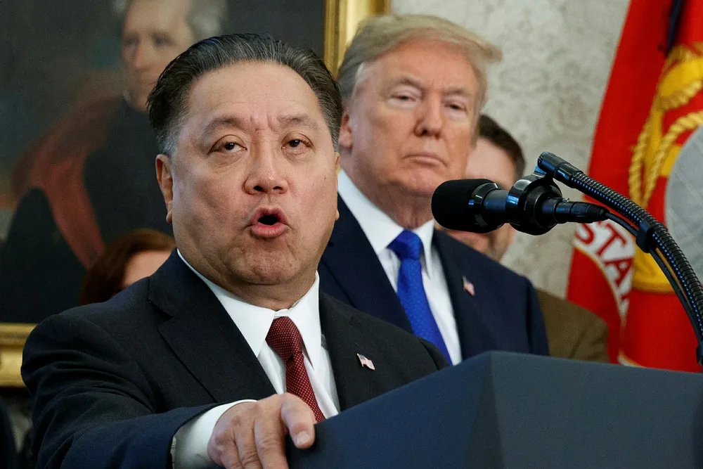 I november lovet Broadcoms toppsjef Hock Tan å flytte Broadcoms hovedkontor fra Singapore til USA i et møte med president Donald Trump. Nå har Trump blokkert Broadcoms oppkjøpsforsøk av teknologiselskapet Qualcomm. Foto: Evan Vucci/AP/NTB Scanpix