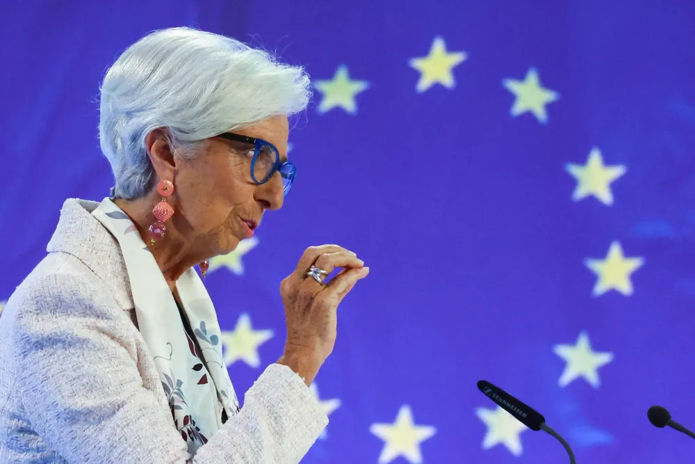 Den europeiske sentralbanken setter som ventet opp renten med 0,25 prosentpoeng. Her er sentralbanksjef Christine Lagarde avbildet ved torsdagens rentemøte.