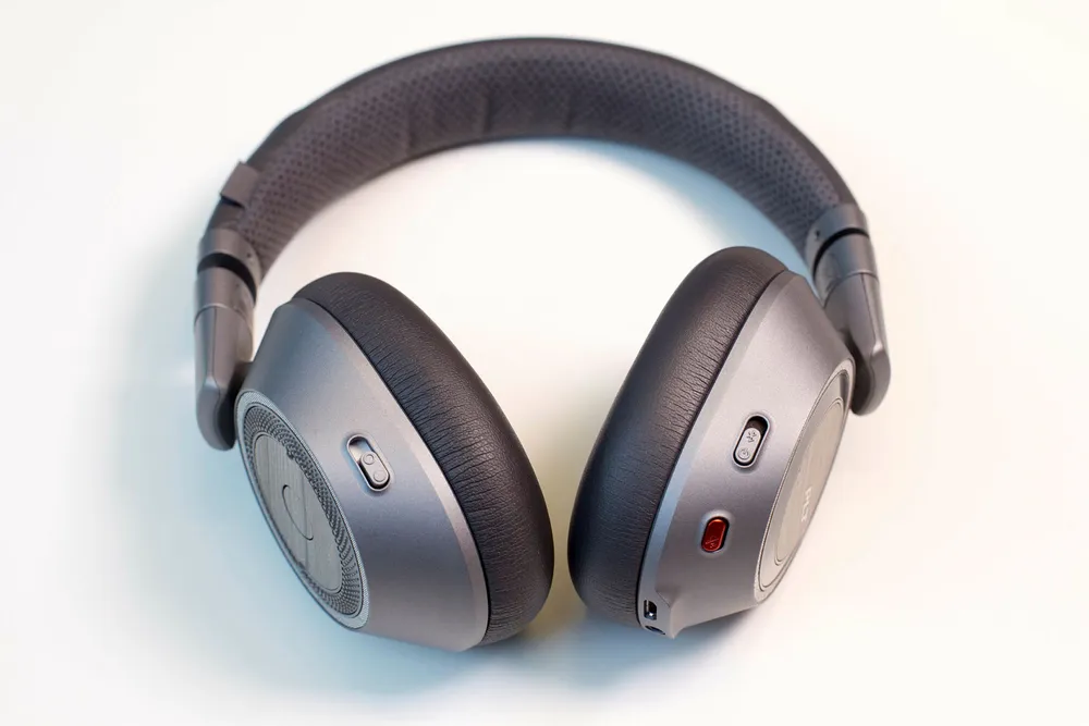Plantronics Backbeat Pro 2 høres mye dyrere ut enn de er og bør passe de fleste som ikke prioriterer design og merkevare. Foto: Magnus Eidem