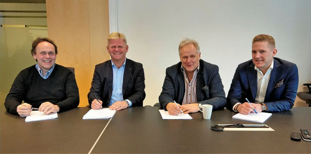 SIGNERING: F.v. Harry Bøe, Roger Granheim, Helge Gåsø og Anders Gåsø signerer samarbeidet.