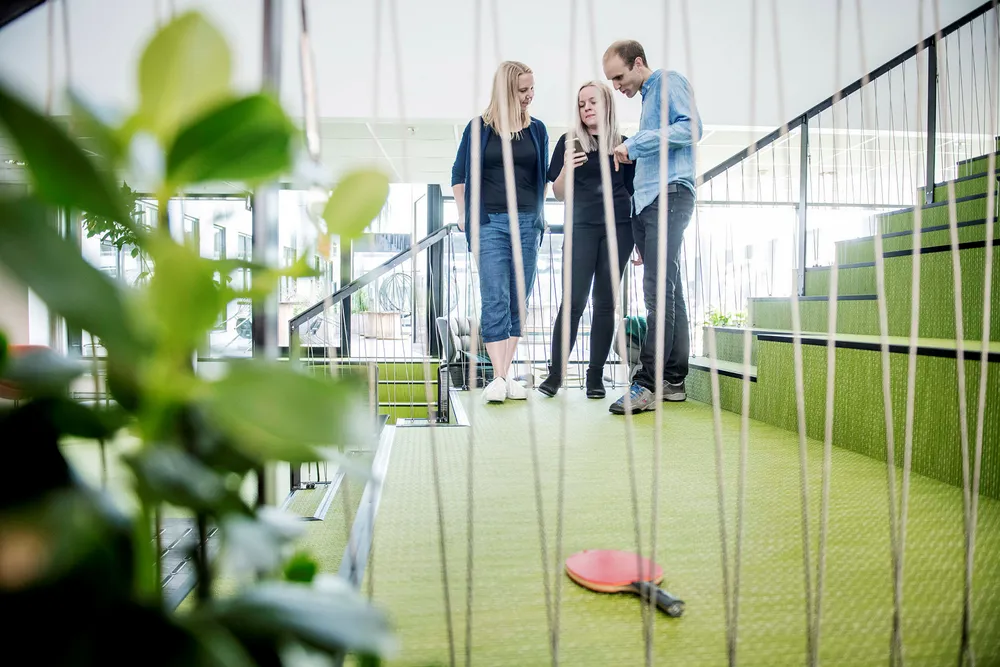 Mads Simonsen (t.h.) sa opp oljeingeniør-jobben for å grunnlegge miljø-startupen Ducky. Her står han med Guro Thue Unsgård (t.v.) og Nina Eklo Kjesbu fra Norconsult og viser hvordan miljøappen hans fungerer.