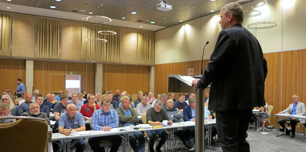 STÅ ALENE: Leder Roger Hansen i Fiskarlaget Nord sier han er beredt å stå alene mot makta i Trondheim for å fremme egne medlemmers interesser, når Fiskarlaget sentralt ikke gjør det. Her fra årsmøtet i 2019.