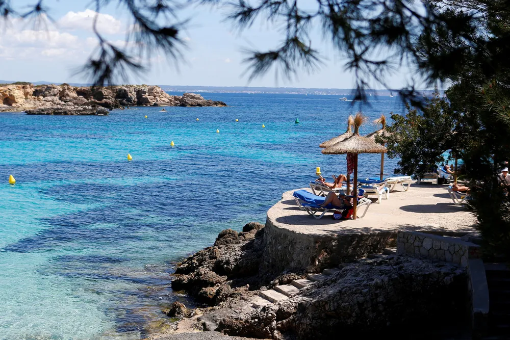 Strammere privatøkonomi har fortsatt ikke påvirket reiselysten. Syden-turene selges raskt unna, blant annet som her til Mallorca og andre steder i Spania.