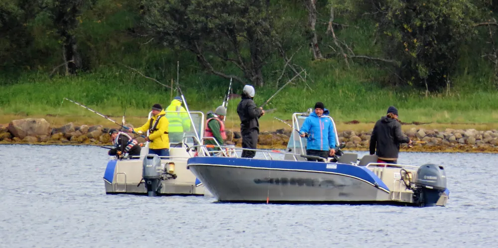 Turistfiske engasjerer, og hensynet til reiselivet balanseres mot hensynet til fiskerinæringen. Båtene og personene på bildet har ingen direkte sammenheng med saken.