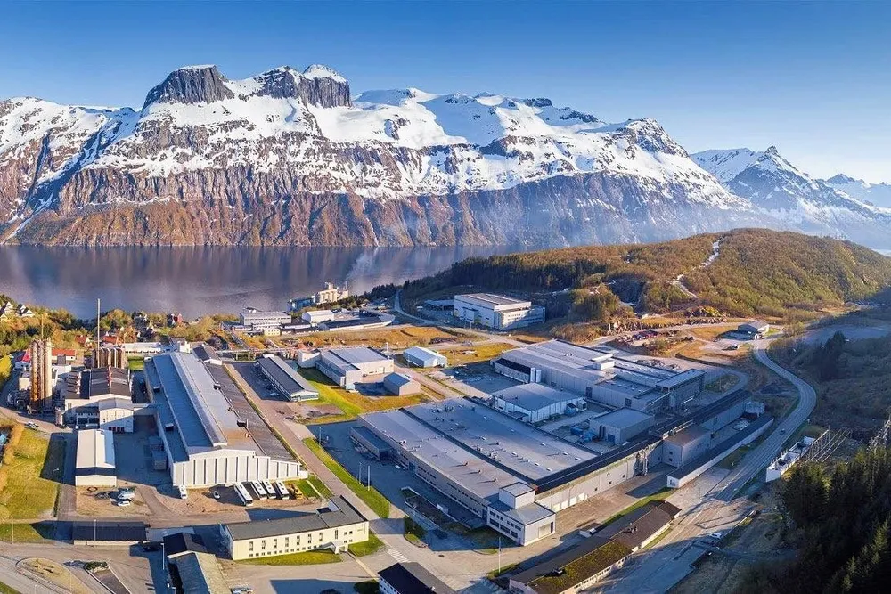 Glomfjord er ett av stedene der det er planer om hydrogen- og ammonikkproduksjon gjennom selskapene Glomfjord Hydrogen og Neptun Glomfjord Green Ammonia. Den siste tiden har blant annet Statkraft og Aker Horizon meldt at de legger sine hydrogenprosjekter på is. Nedskaleringen kan få stor innvirkning på behovet for ny kraftproduksjon i Norden.
