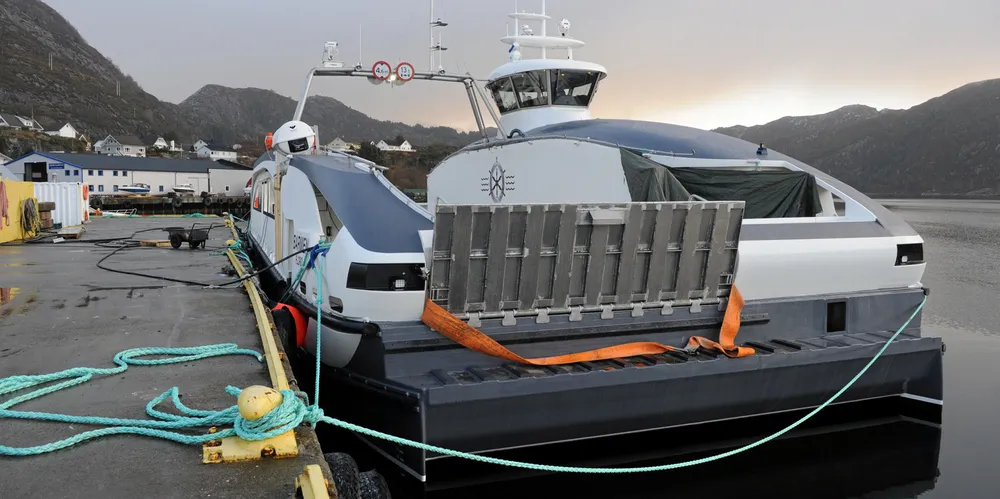 Det skal etablerers mange flere ladestasjoner, det skal legges til rette for flere elektriske ferger og fossilfri produksjon for etablert industri og ny industri, for å nå målet om et mer klimavennlig samfunn, skriver artikkelforfatteren. «Bermen» er en av Norges elektriske ferger.