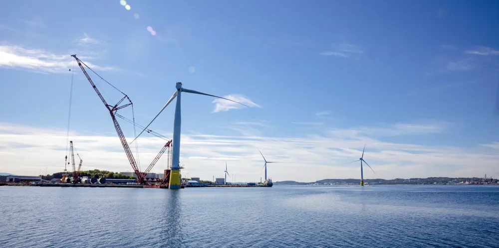Jonas Garhr Støre besøker monteringen av vindmøllene på til Hywind Tampen.