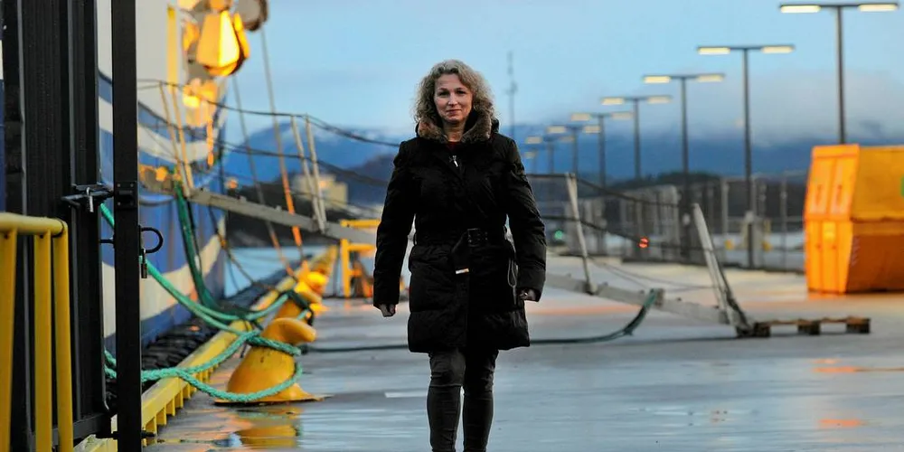 DRAMATISK: Inngangen til fiskerinæringen ble dramatisk for Janita Arhaug (48), men et skipsforlis skremte henne ikke bort fra næringen hun er så glad i. -Ta yrkesfag og få yrkeserfaring, er rådet hun har til unge som vil inn i fiskerinæringen. Foto: Fridgeir WalderhaugFoto: Fridgeir Walderhaug
