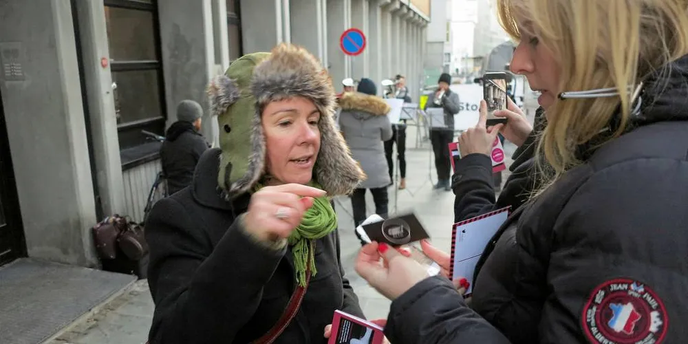 DEMONSTRERTE: Kampanjeleder Rebecca Hubbard i «Our Fish» møtte forhandlerne fra Norge og EU med musikk og bannere i Bergen da EU-Norge innledet forhandlinger for fiskeriavtalen i 2019.Foto: Nils Torsvik
