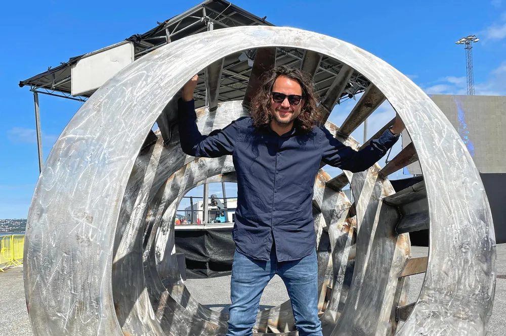 Daglig leder John Jacobsen i Nordic Circles får god plass i oppsirkulert stål fra den norske fregatten KNM «Helge Ingstad». Bruksområdene er mangeslungne, avhengig av tilgang og kvalitet.