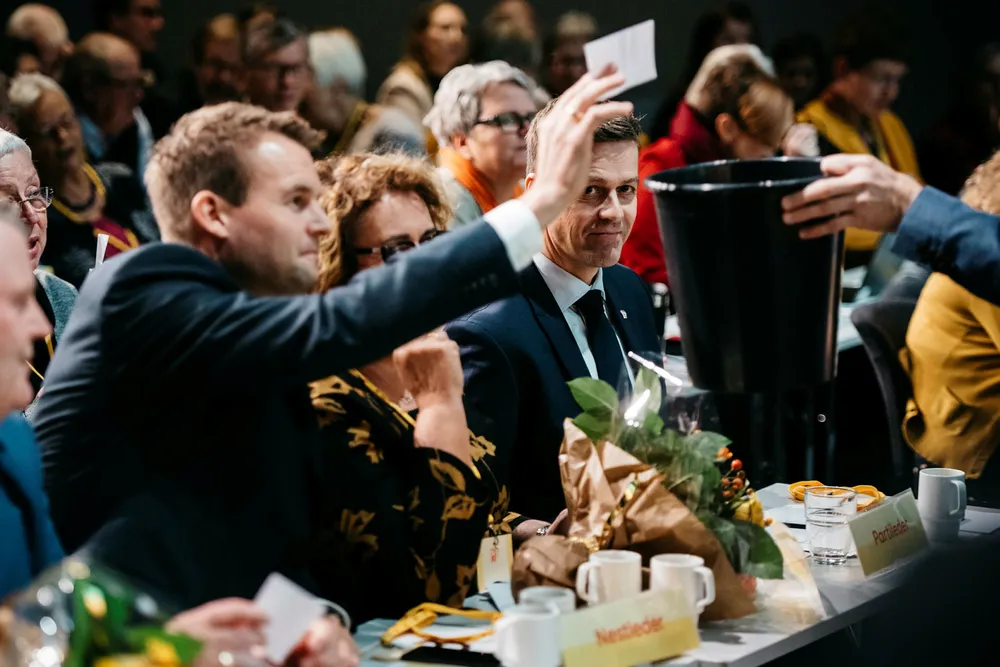 Kjell Ingolf Ropstad avlegger sin stemme om partiets fremtid. Mellom ham og partileder Knut Arild Hareide sitter Olaug Bollestad.