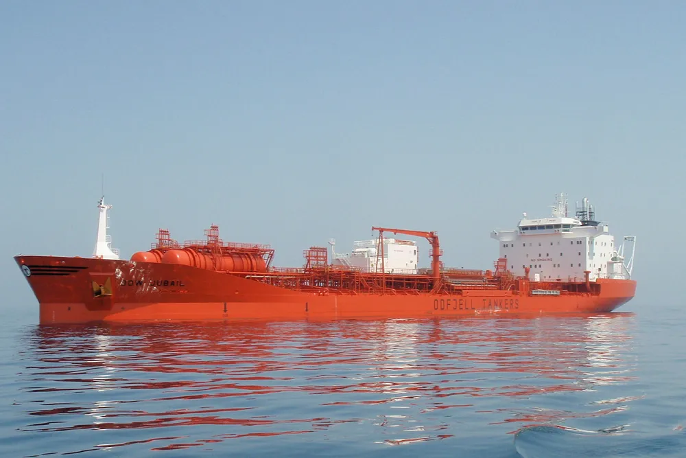 Den norskeid oljetankeren Bow Jubail traff kaia da den skulle legge til for lasting i Rotterdam. Det lakk det ut 217 tonn tung fyringsolje fra et hull i skroget. Lekkasjen er stoppet og det skal ikke være risiko for ytterligere utslipp. Rotterdam 24. juni 2018. Foto: Odfjell/NTB Scanpix