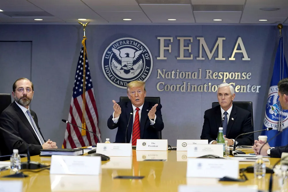Donald Trump har insistert på at han hadde full kontroll, at han selv var nær ekspert på feltet, og at korona snart ville forsvinne som ved «et mirakel». Mandag var det brått slutt. Her sammen med helseminister Alex Azar (til venstre) og visepresident Mike Pence.