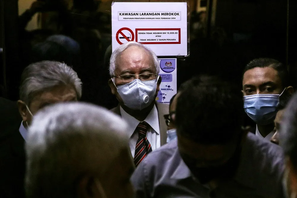 Malaysias tidligere statsminister Najib Razak kom til rettssalen ved Kuala Lumpur High Court iført munnbind på tirsdag for å høre dommen.