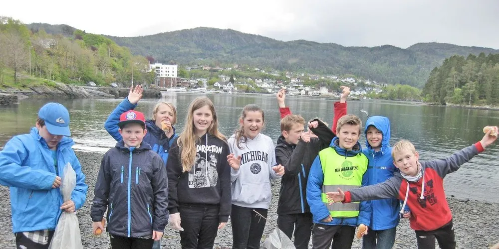 Entusiasmen er stor blant miljøagentene fra Kringlebotn i Bergen, men de ville helst sluppet å rydde all dette søppelet i Melkeviken, på strandryddedagen i år. Foto: Sverre Andreas Stakkestad