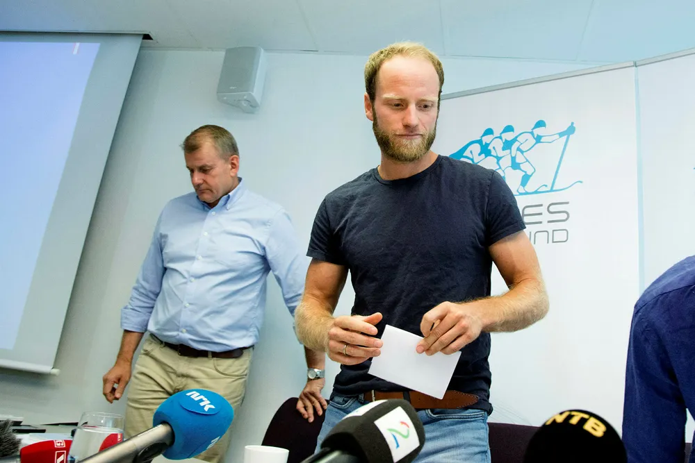 Langrennsløperen Martin Johnsrud Sundby ble dømt med to måneders utestengelse etter å ha testet positivt på stoffet salbutamol i 2016. Her med skipresident Erik Røste under en pressekonferanse. Foto: Audun Braastad/NTB Scanpix