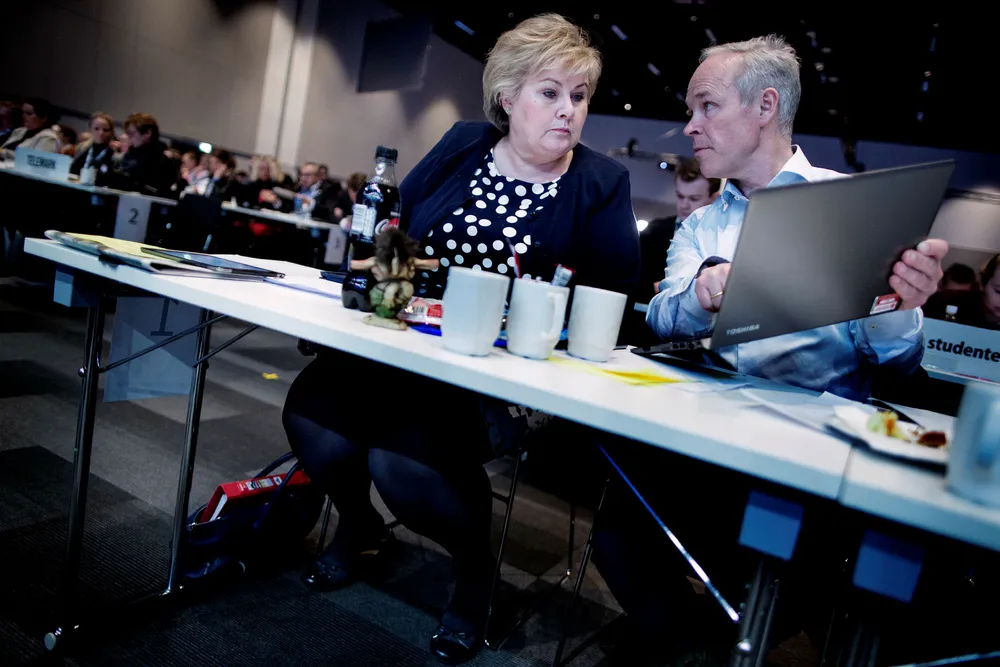 Statsminister Erna Solberg og nestleder Jan Tore Sanner risikerer å tape kampen om formuesskatten under Høyres landsmøte på Gardermoen Foto: Ida von Hanno Bast