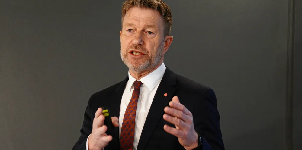 Energiminister Terje Aasland blåser liv i en seks år gammel plan om å redusere energibruken i bytt med 10 TWh innen 2030. NVE får en nøkkelrolle.
