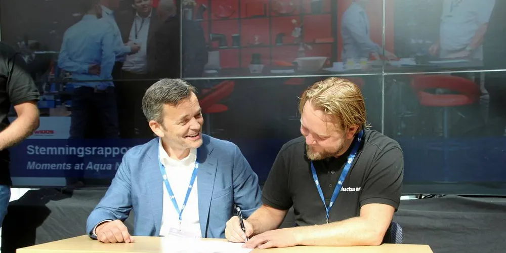 Per-Roar Gjerde (t.v.) i Marine Harvest signerer kontrakt for kjøp av tre fôrflåter fra Runar Hatlevik i FluctusFoto: Anders Furuset