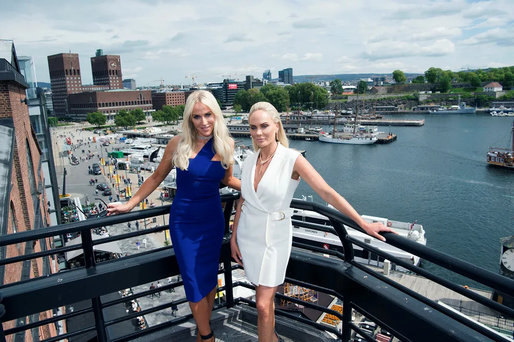 Onsdag ettermiddag inviterte John Fredriksen og de to døtrene Cecilie (til venstre) og Kathrine Fredriksen til årets fest i Front­lines kontorer i Oslo. Mellom 300 og 400 gjester fra hele kloden var invitert. Foto: Elin Høyland