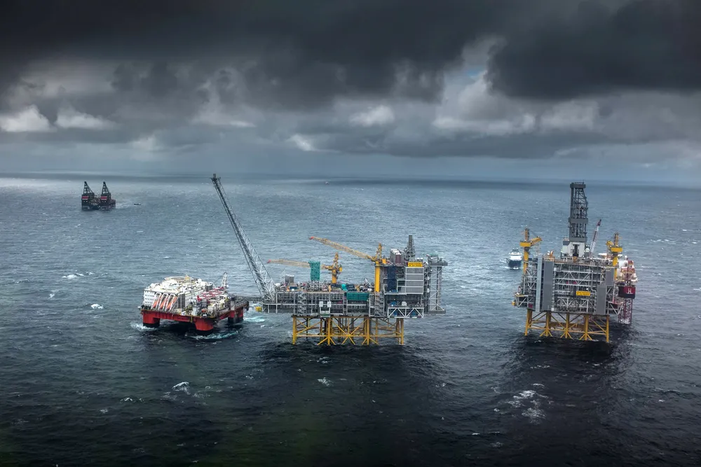 Olje og gass vil lenge dominere verdens energimiks. Slik det vil i Equinor. Fordi energiomlegging tar tid. Systemet er innvevd i nær sagt alt vi har og gjør i samfunnet. Her fra Equinors Johan-Sverdrup-felt. Foto: Tommy Ellingsen