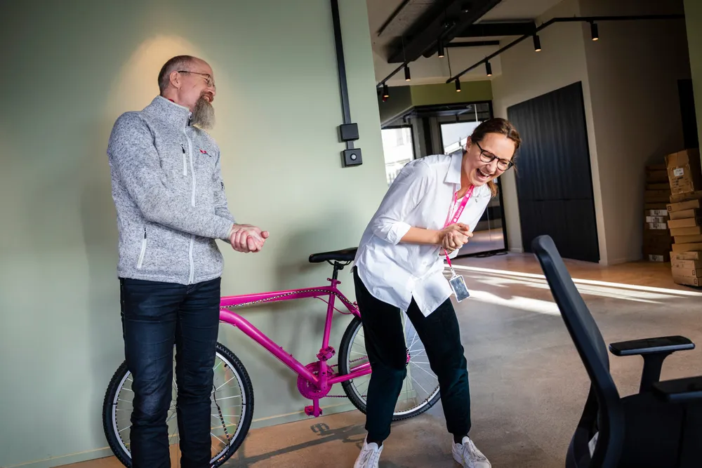 Stemningen er stort sett god mellom tillitsvalgt Paul Olai-Olsen og Foodora-sjef Elisabeth Myhre. – Vi er bestemte vaktbikkjer som bare biter når det trengs, sier Olai-Olsen.