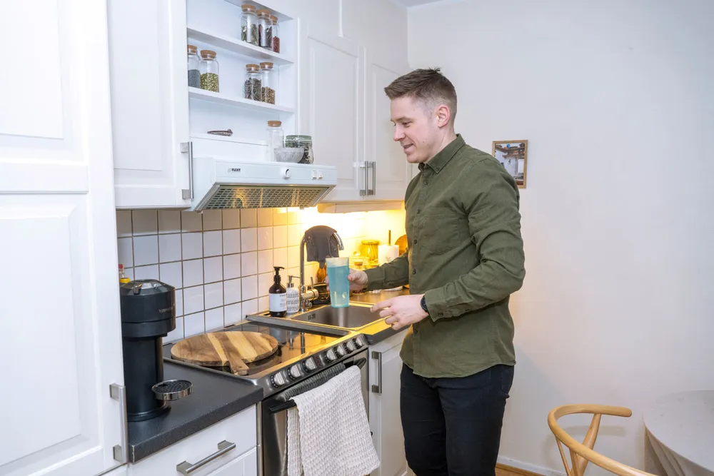 Simen Høglien solgte leiligheten på Torshov til 600.000 kroner over prisantydning. – Det er helt vanvittig.