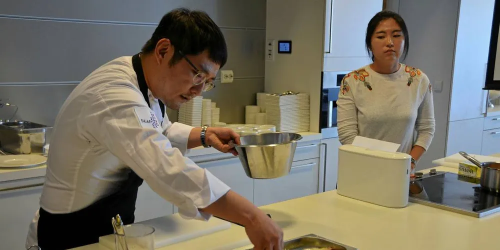 Mesterkokk Tea Hwan Ryu fra Seoul i Sør-Korea tilbereder makrell med asiatisk inspirasjon på Klippfiskakademiet i Ålesund.Foto: Einar Lindbæk