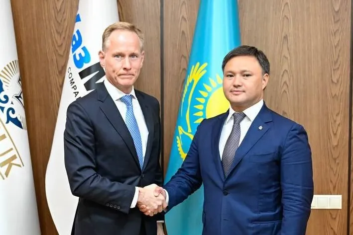 Shell executive vice president of conventional oil and gas Richard Howe (left) after a meeting with KazMunayGaz executive board chairman Askhat Khasenov in Astana last week
