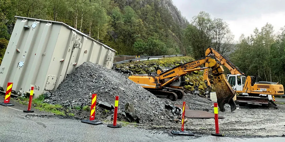 TRAFOVELT: Her blir det gjort klart for oppklipping av trafoen som veltet i Kvilldal.