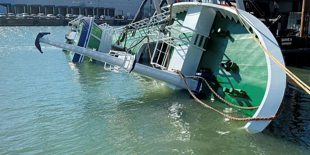 SNUINGEN: Skroget til «Nesejenta» ble snudd i Hirtshals Havn i går uten problemer.