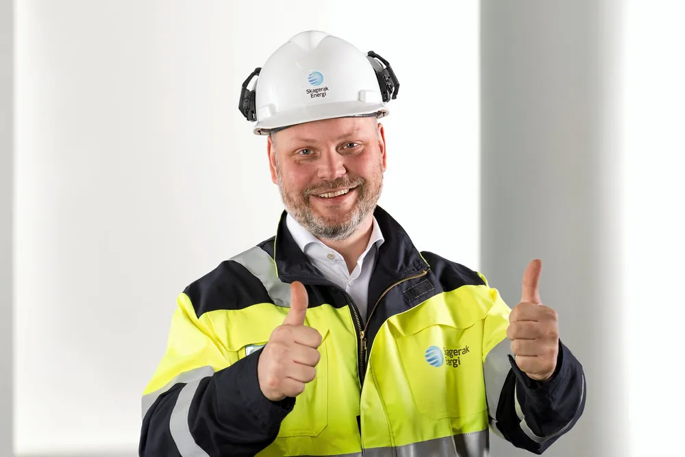 Konserndirektør for kommunikasjon og myndighetskontakt i Skagerak Energi, Kristian Norheim, har så stor tro på det nye samarbeidet at det blir dobbelt tommel opp.