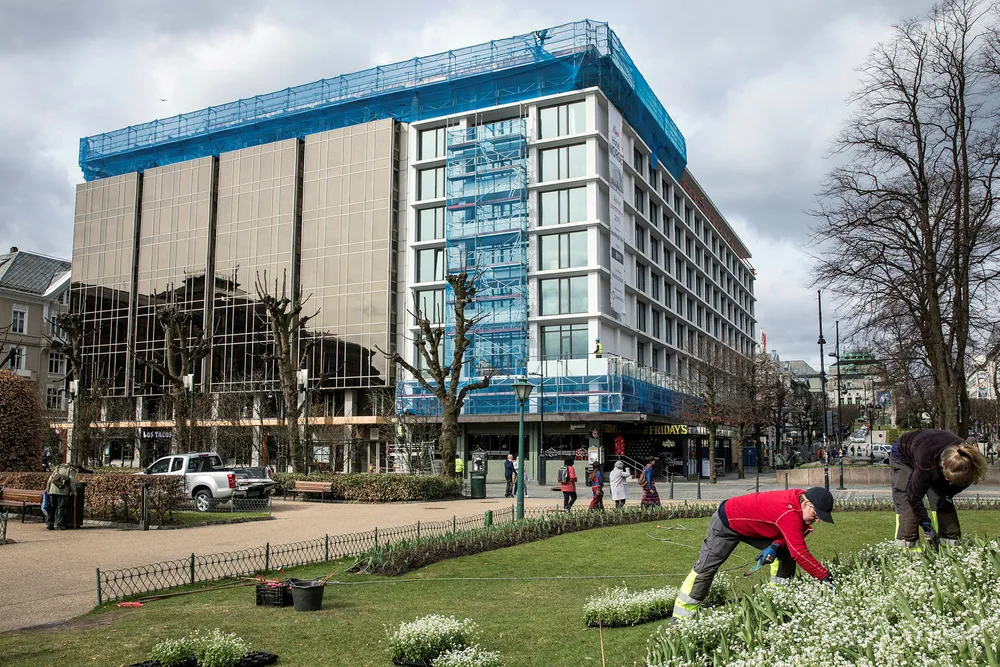 Hotel Norge by Scandic, tidligere Radisson Blu Hotel Norge, åpnet på Torgallmenningen i Bergen i juni og bidro til at belegget i byen, til tross for flere hotellovernattinger, gikk ned.