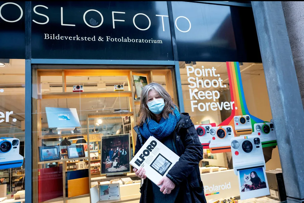 Da billedkunstner Ingwill Gjelsvik (61) fikk rede på at butikkene måtte stenge ned fortet hun seg for å hente to pakker Ilford-papir til printing i mørkerommet.