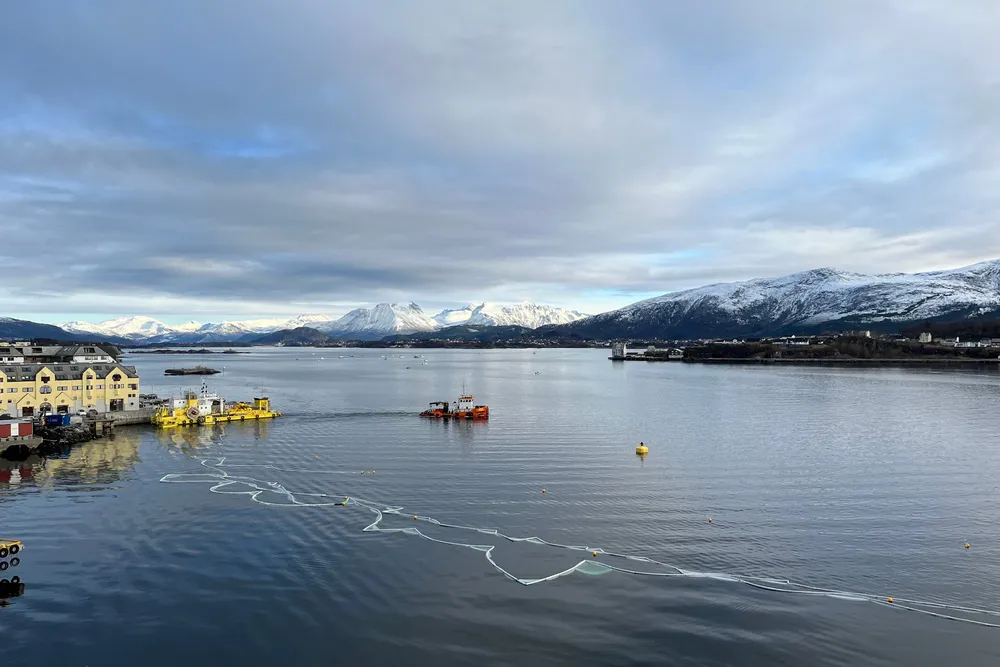 Borgundfjorden ved Ålesund. På bildet ser vi overflaten av undersjøiske gardiner som samler stein- og støvsprut fra dumpingen.