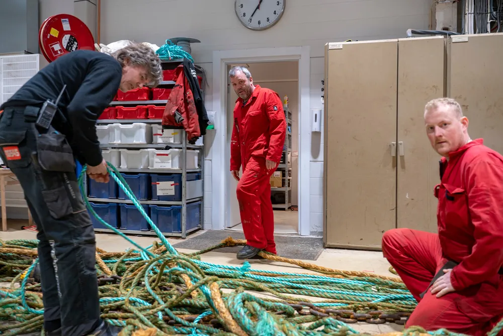 «Selvåg Senior» er inne til Meløy Notbøteri for nødreparasjon av en trål revet i stykker under tråling etter vassild. Fra venstre: Daglig leder på notbøteriet Roy Grønås, skipper og reder Audun Sørheim på «Selvåg Senior» og styrmann Stian Olsen.