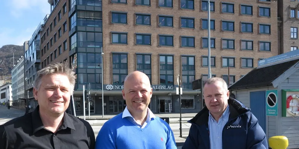 Helge Stormoen (i midten) tar over som daglig leder i Pelagisk Forening etter Torstein Solem (t.v.) Ønskes velkommen av styreleder Jonny Lokøy (t.h) Foto: Nils Torsvik