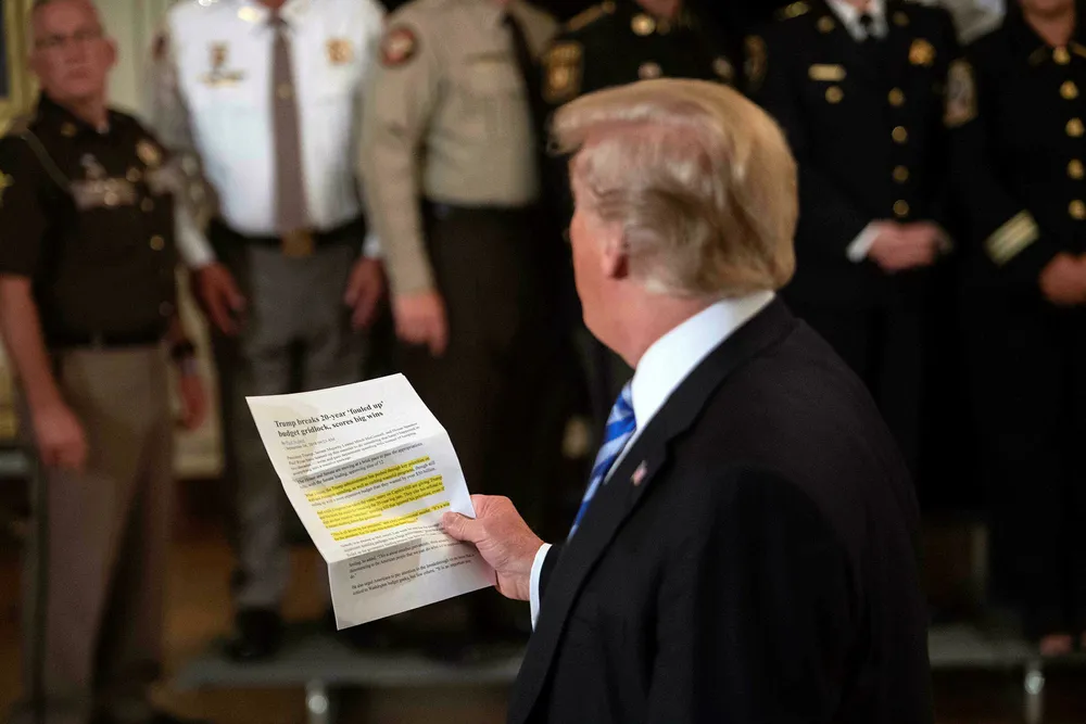 En høytstående medarbeider i Trump-administrasjonen advarer i et innlegg i The New York Times om presidentens «umoralske» og «oppfarende» lederskap. President Donald Trump leste opp en artikkel fra et nettsted som lovpriset administrasjonen under et møte med sheriffer som tilsvar.